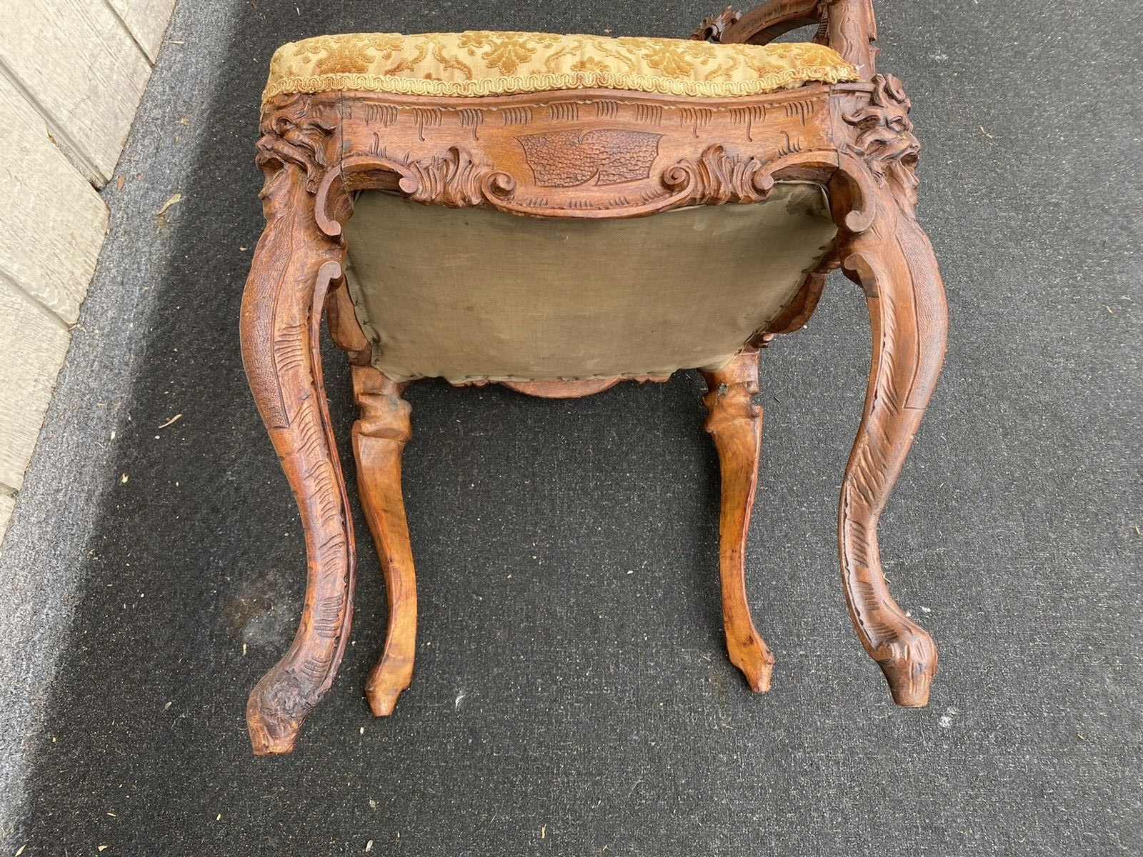 66207   Fancy Hand Carved Mahogany Corner Chair Northwind Lion   Faces VERY RARE