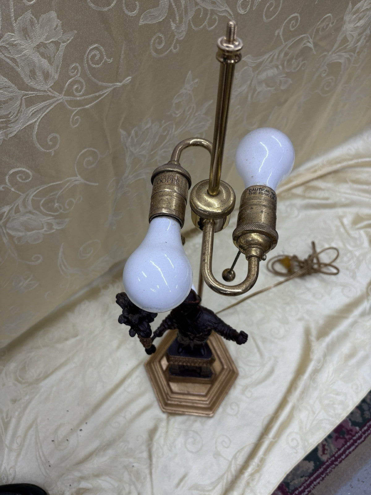 65280 QUALITY Figural Table Lamp with Shade