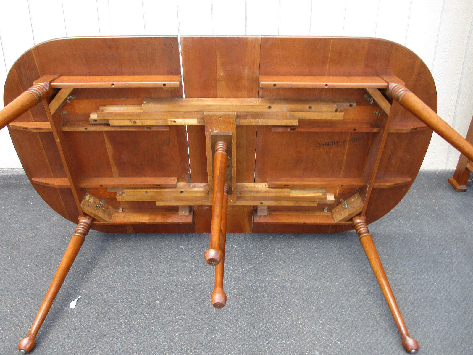 64226   Thomasville Cherry Dining Table w/ leaf  +  6 Chair s