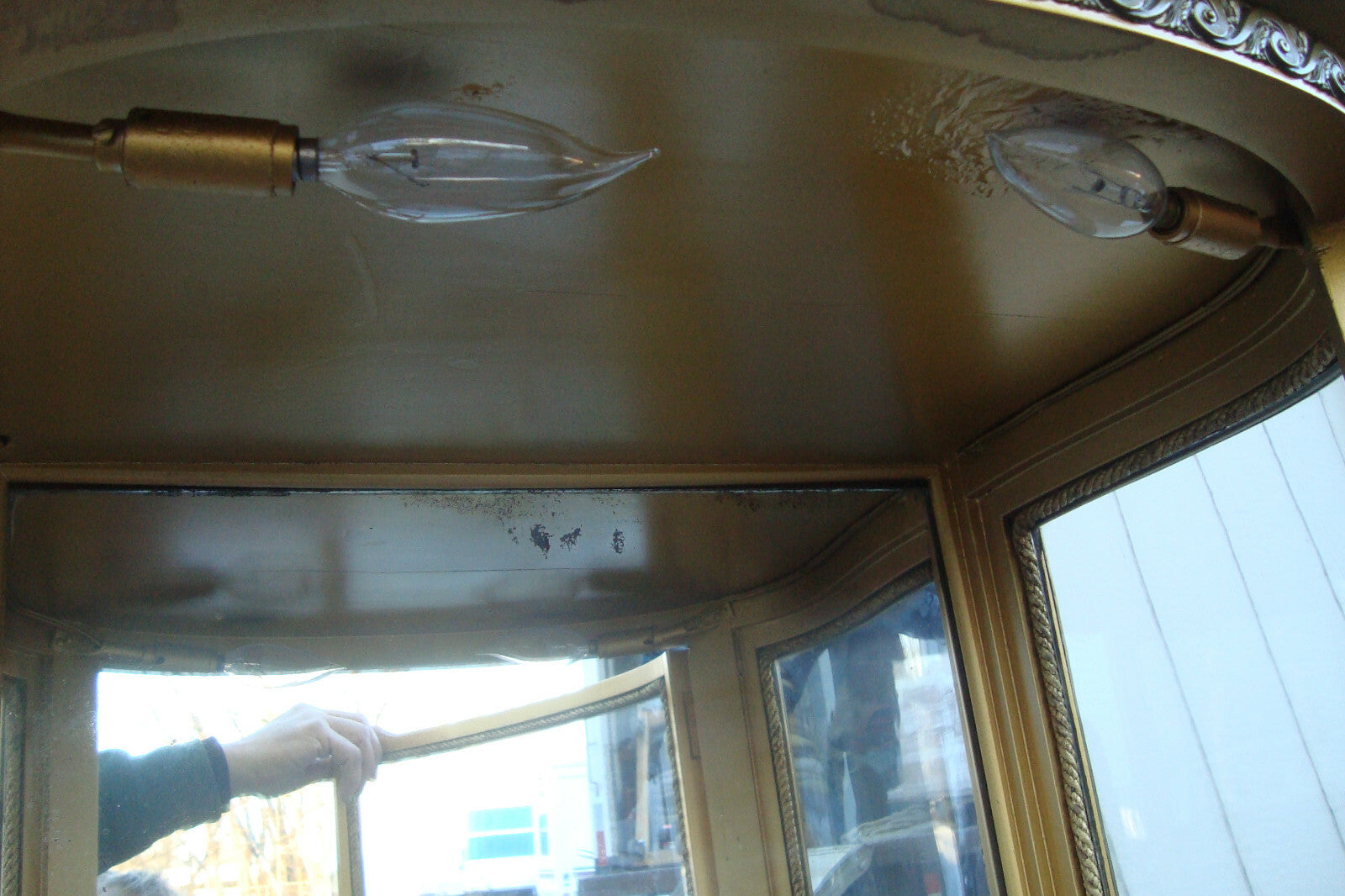 61738 Gold Bow Glass Lighted Curio Cabinet Etergie