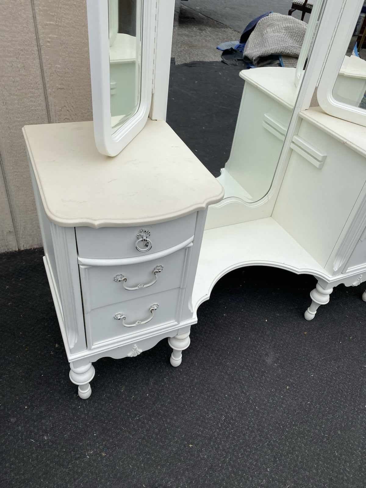 66535 Lexington Furniture Vanity Desk with Etched Glass Tri-Fold Mirror