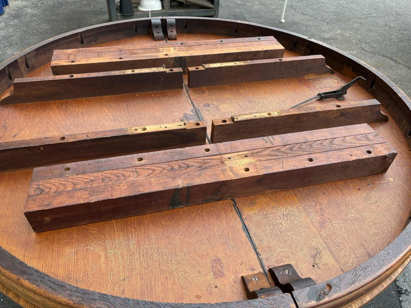 66736 Antique Victorian Oak HASTINGS Dining Table (no leafs)