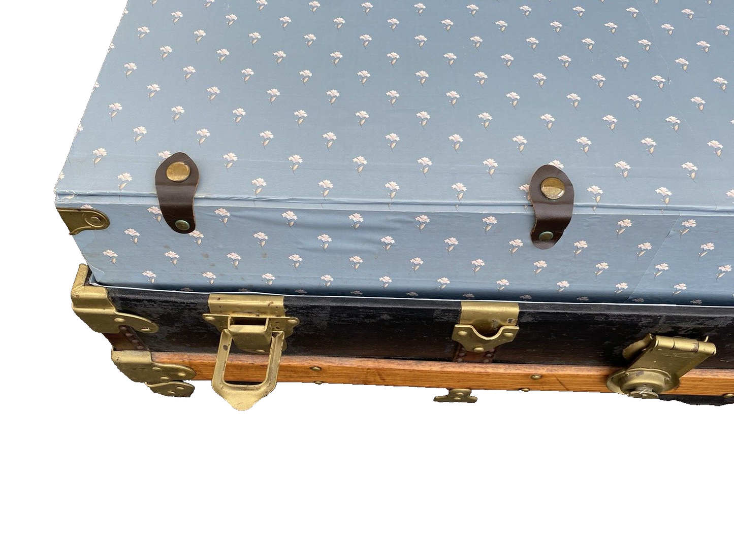 65633  Antique  WANAMAKER PANAMA EXPOSITION Flat Top Trunk with Covered tray