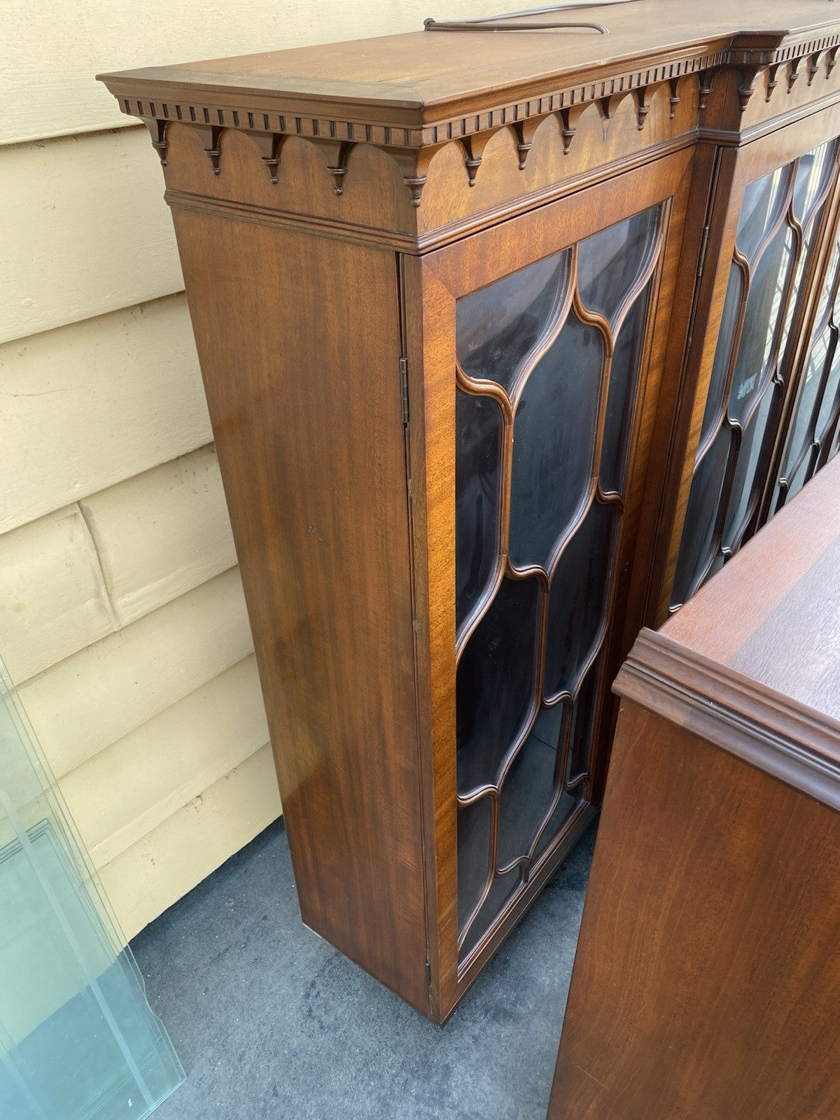 66586   QUALITY Inlaid Sacks MARLBORO MANOR  Breakfront China Cabinet