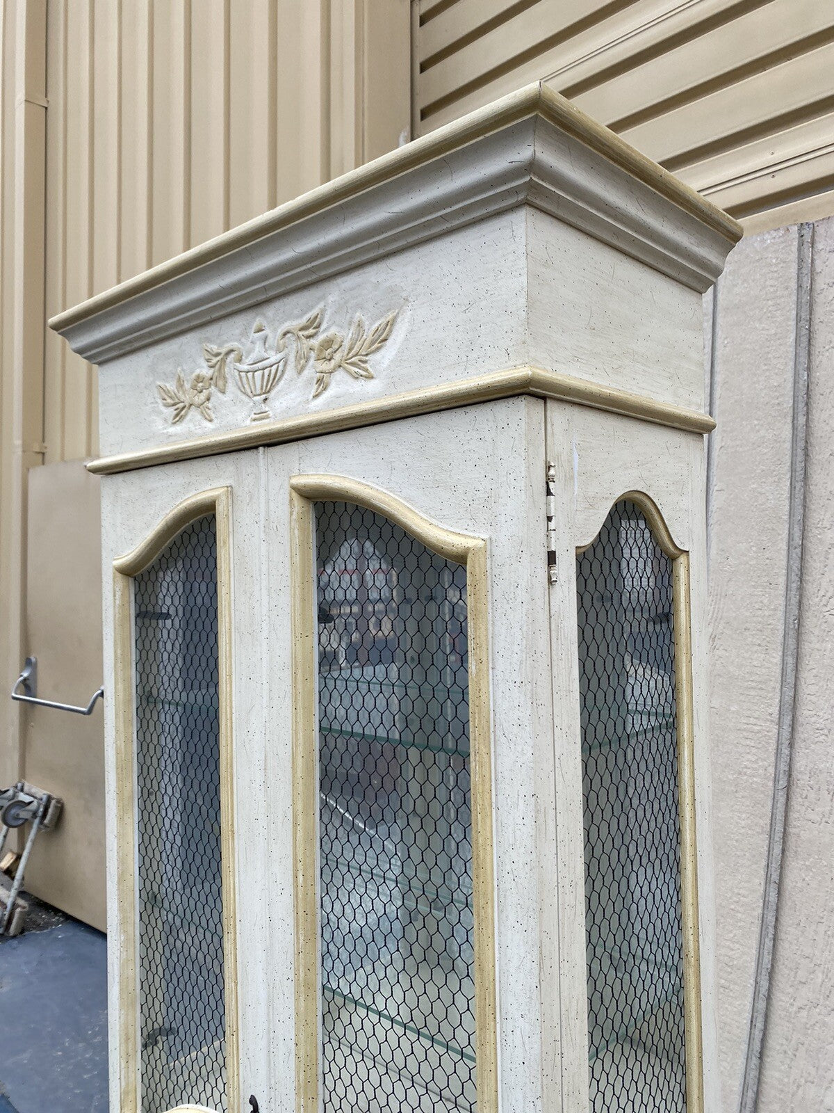 65352   Decorator Curio Cabinet HEKMAN French Regency  ???