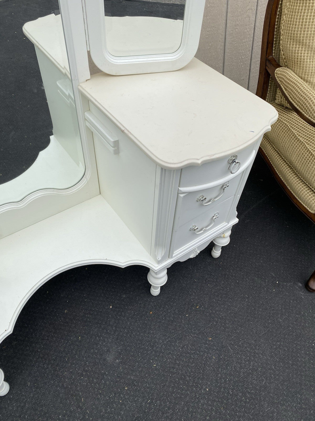 66535 Lexington Furniture Vanity Desk with Etched Glass Tri-Fold Mirror