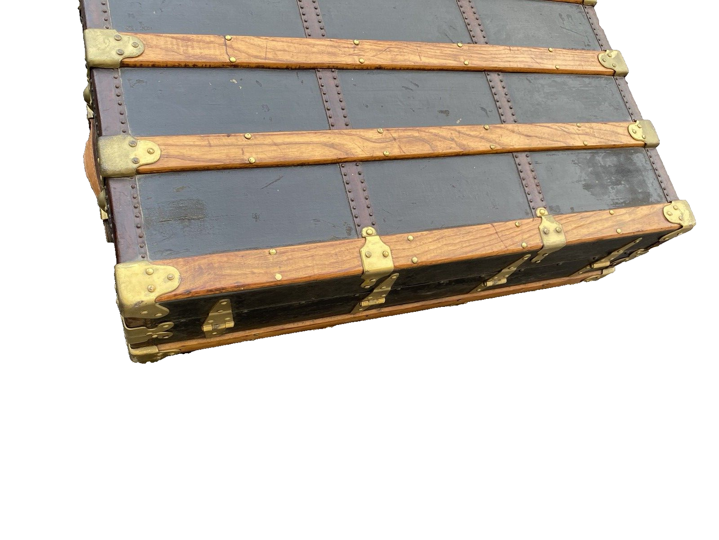 65633  Antique  WANAMAKER PANAMA EXPOSITION Flat Top Trunk with Covered tray