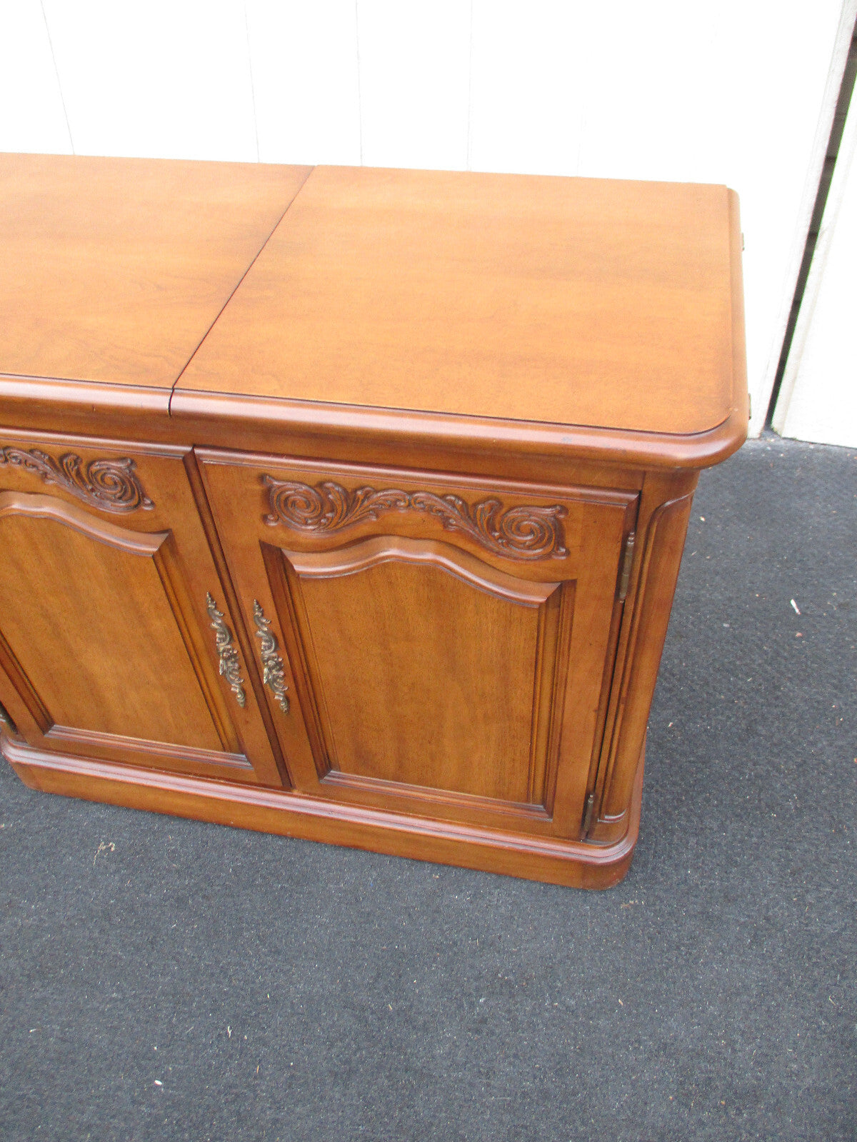 64112 Solid Maple White Furniture  Bar Cart Sideboard Server Cabinet