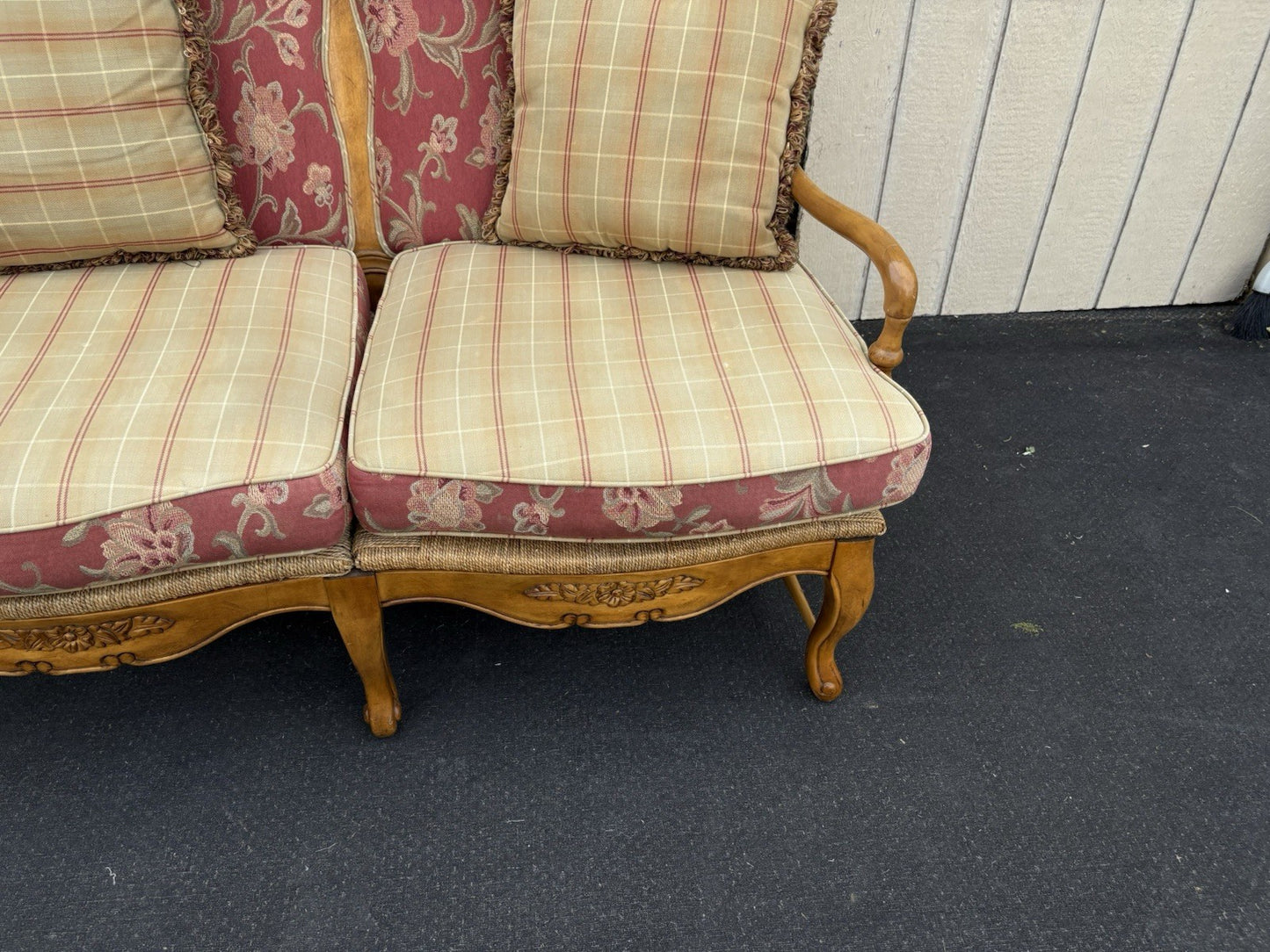 66788 ASHLEY Furniture Rush Seat Loveseat Sofa Settee Couch REVERSABLE PILLOWS