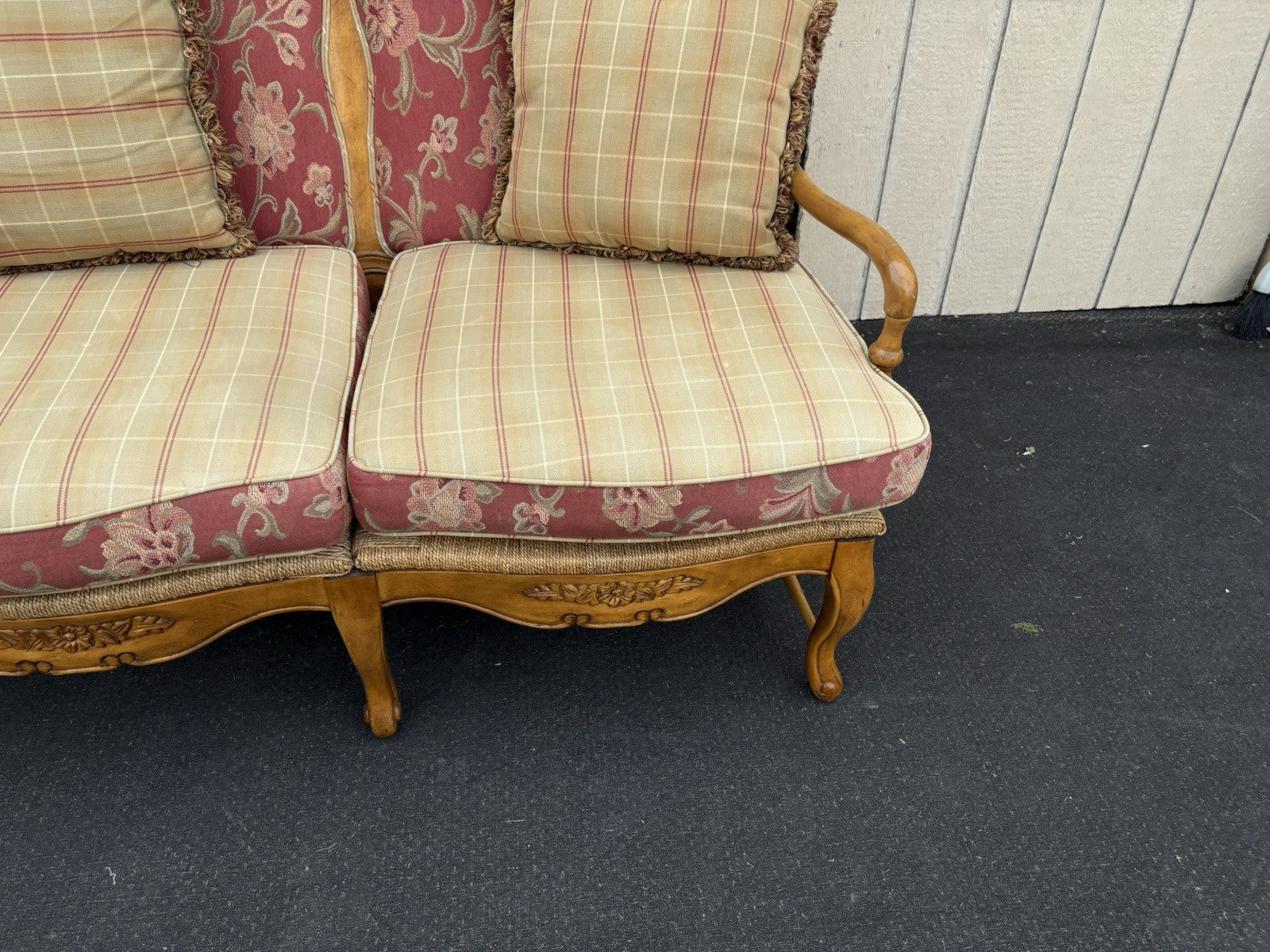 66788 ASHLEY Furniture Rush Seat Loveseat Sofa Settee Couch REVERSABLE PILLOWS