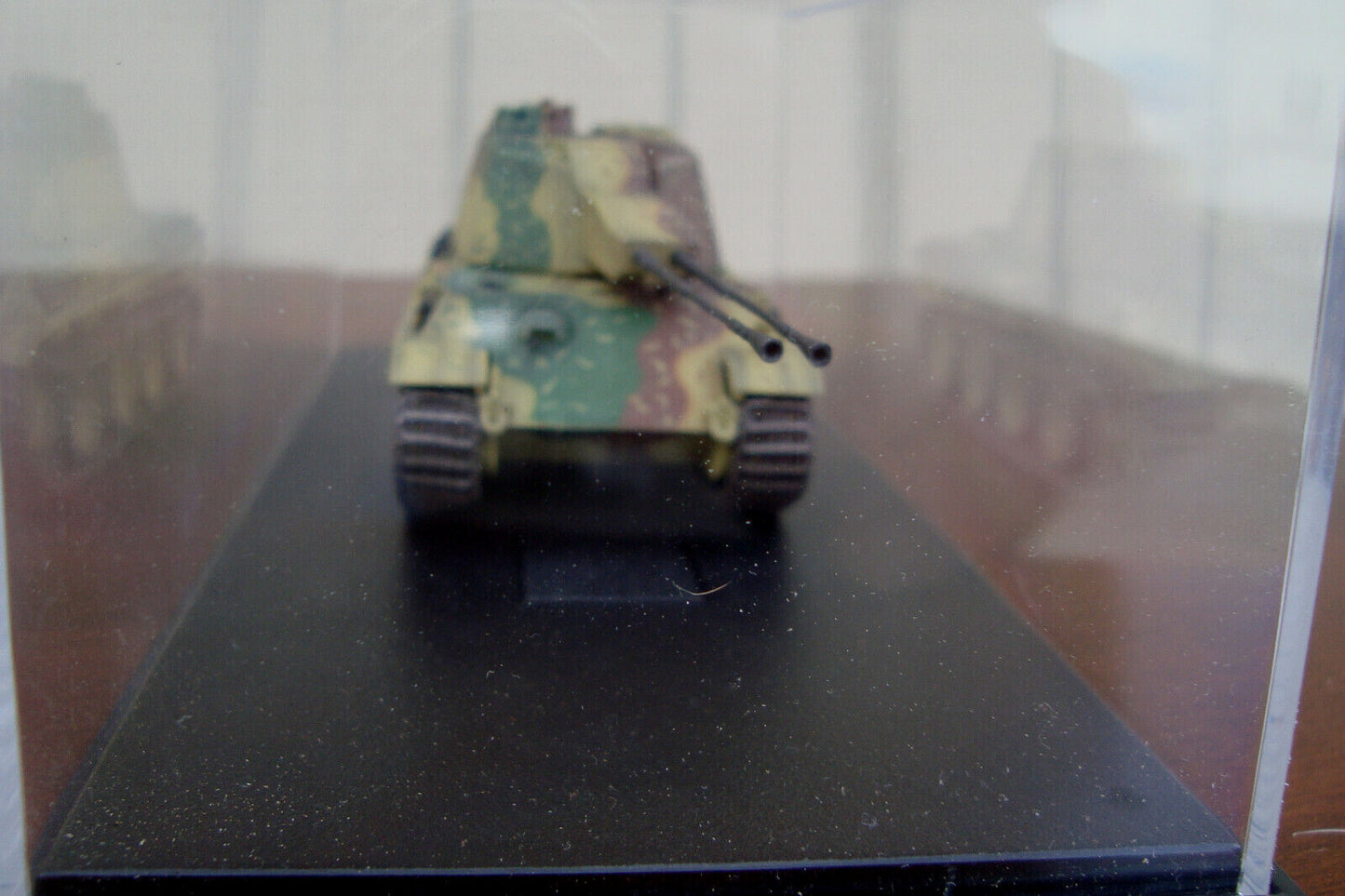 ES 1:     Pair Dragon Armor - WWII Military Small Tanks In Show Case