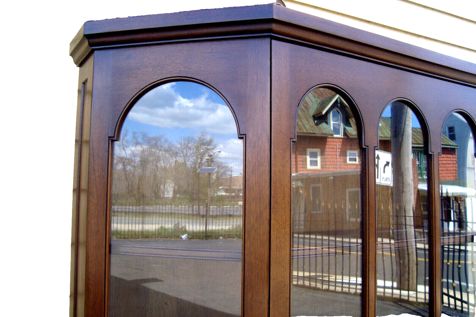 51131 BIGGS MAHOGANY 2 Piece  ARCHED GLASS DOOR CHINA CABINET