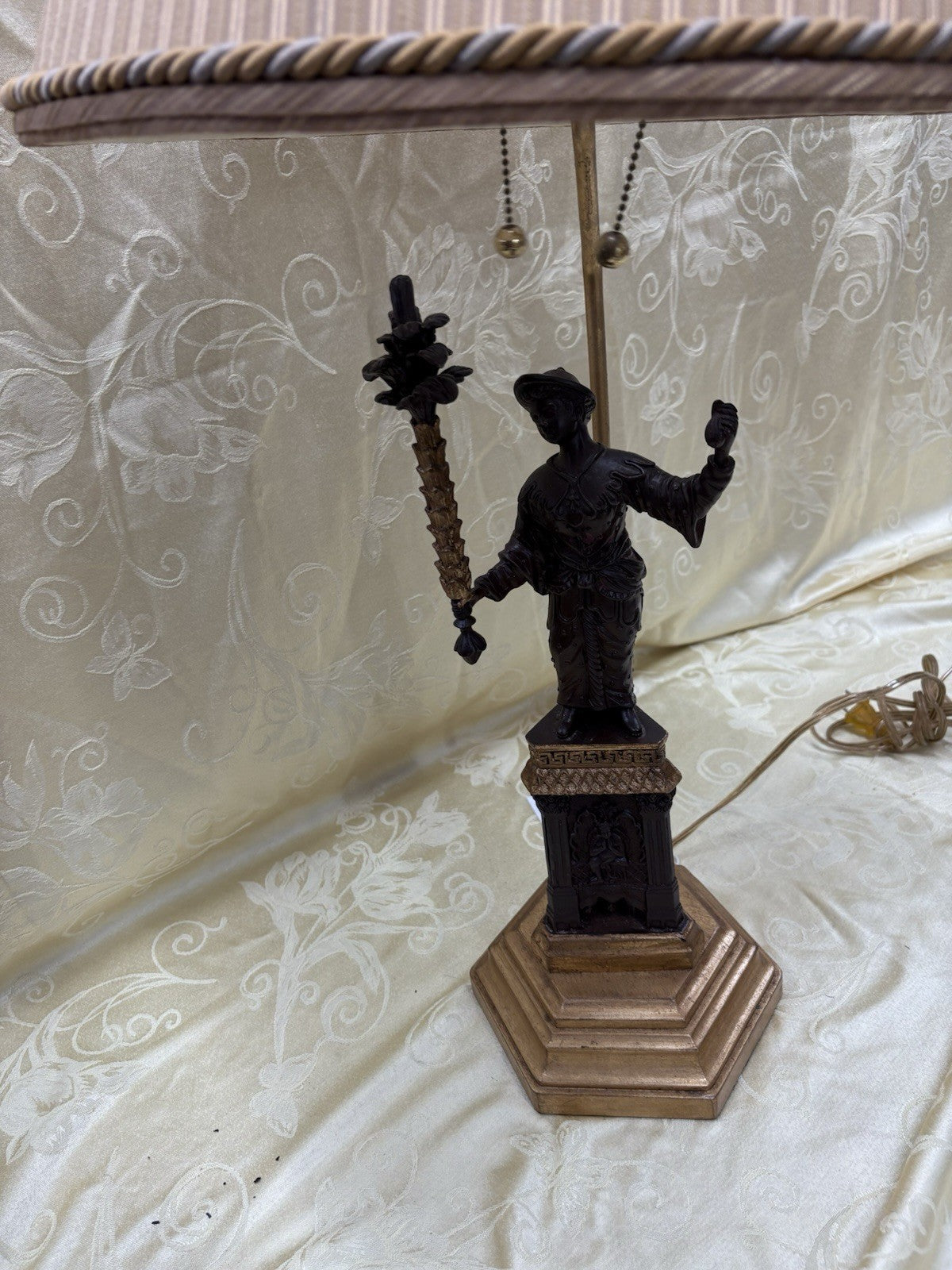 65280 QUALITY Figural Table Lamp with Shade