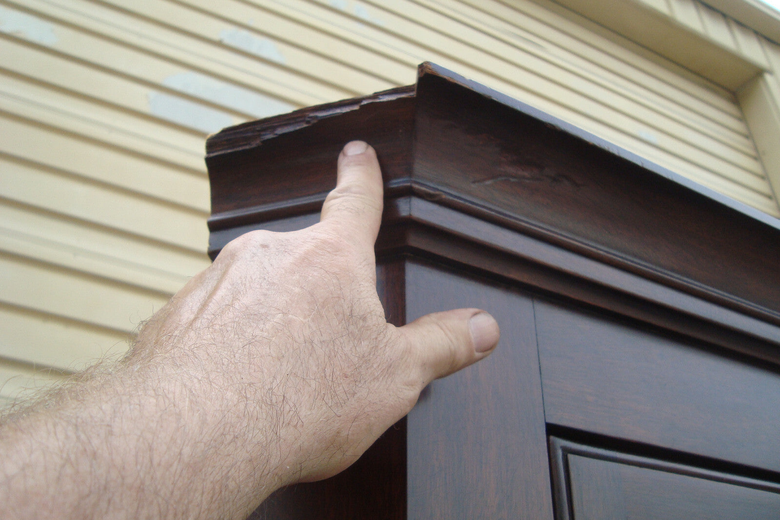 62139   HENKEL Harris Virginia Galleries  12 Pane Corner China Cabinet Curio