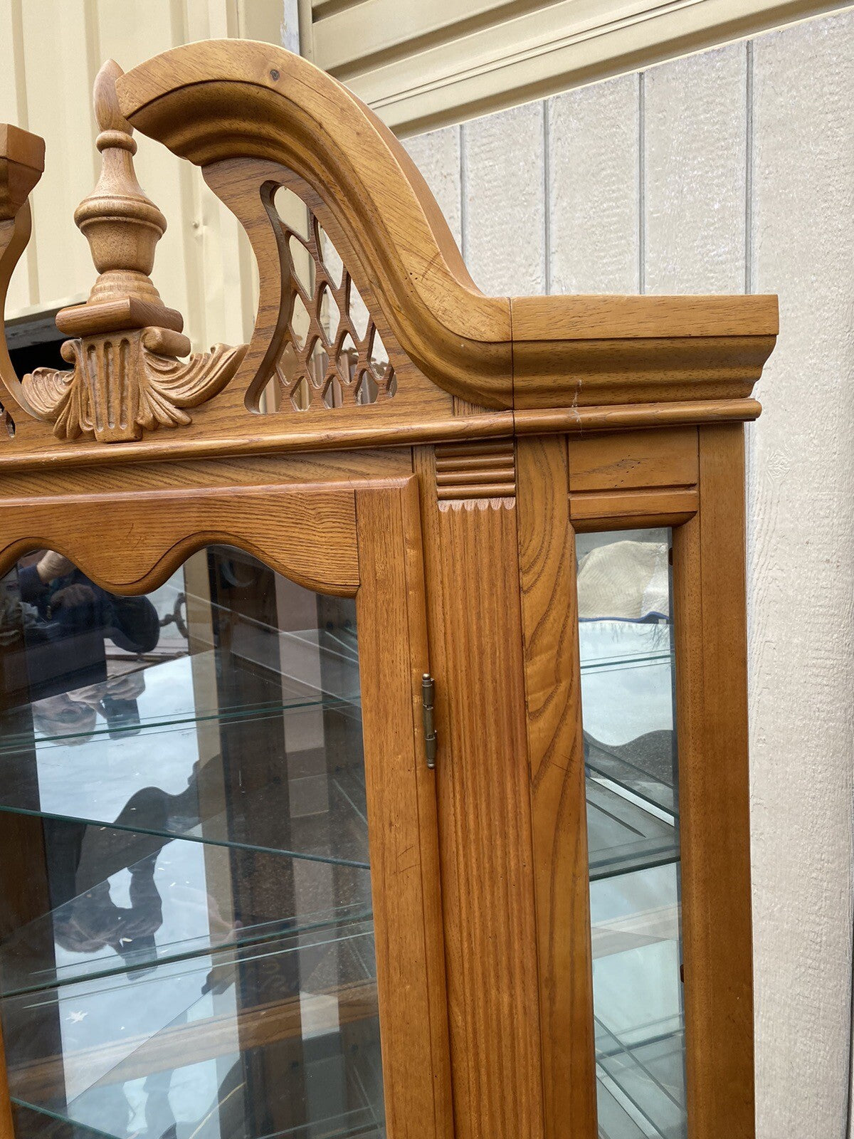 65091      Oak Corner Curio Cabinet with Plate Glass Shelves     (BN 05)
