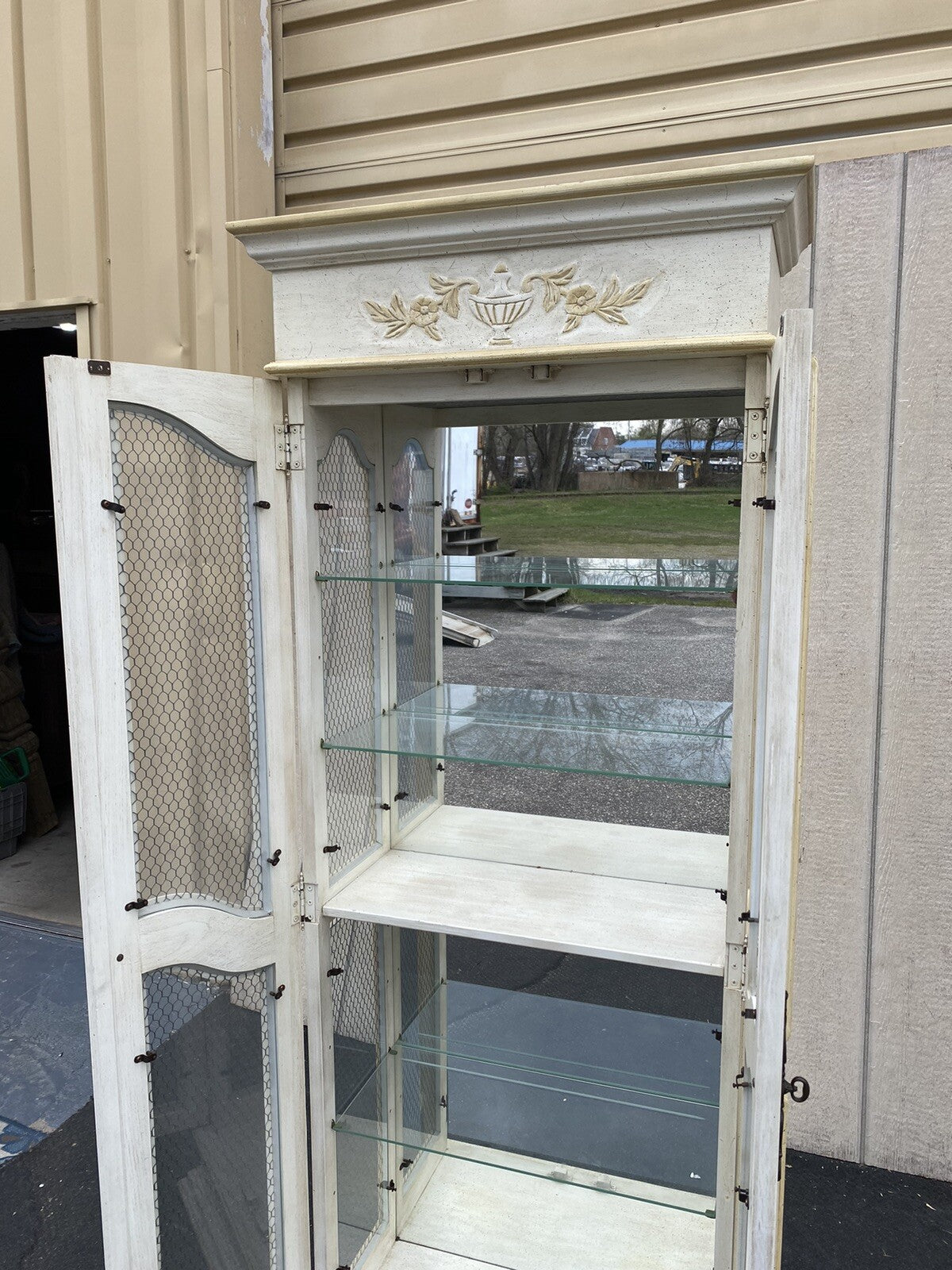 65352   Decorator Curio Cabinet HEKMAN French Regency  ???