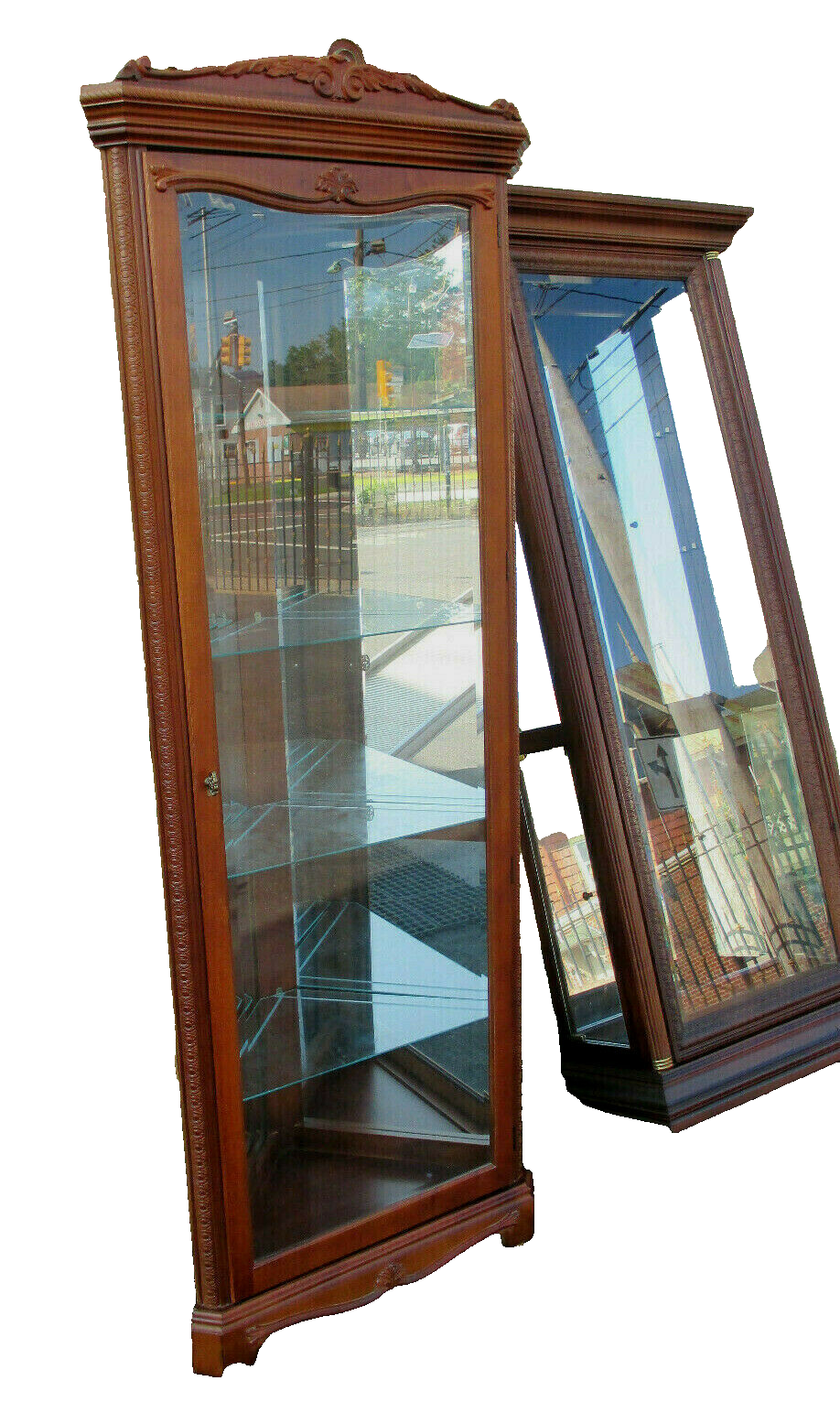 64476  PULASKI Lighted Corner China Cabinet Curio