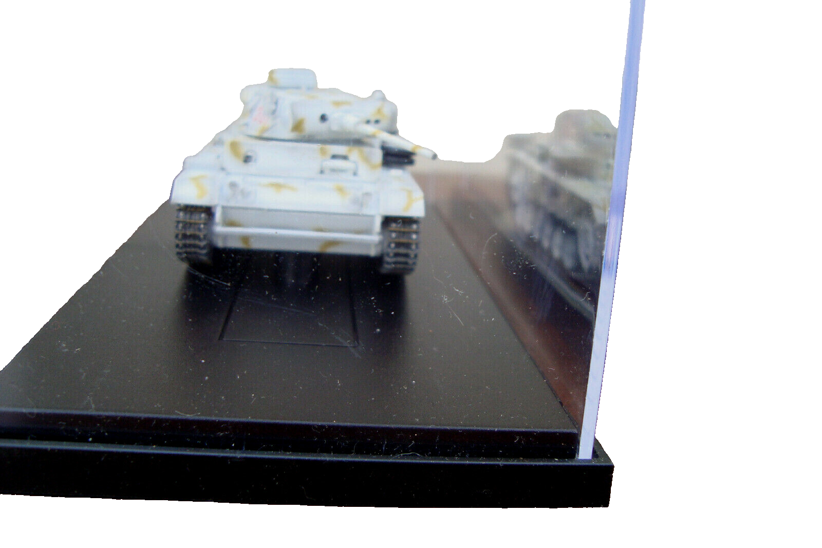 ES15 -   3 Military Tanks in Showcases