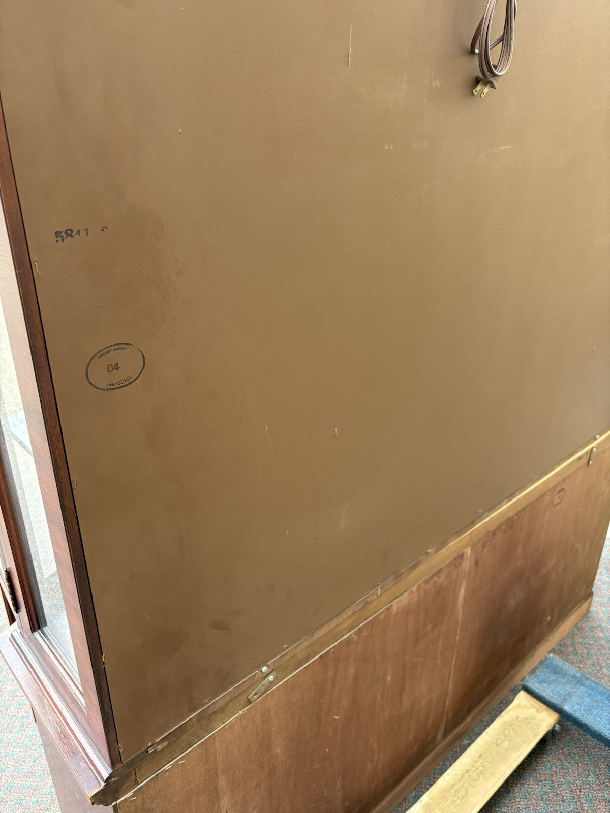 67135 Banded Mahogany Thomasville Breakfront China Cabinet Curio