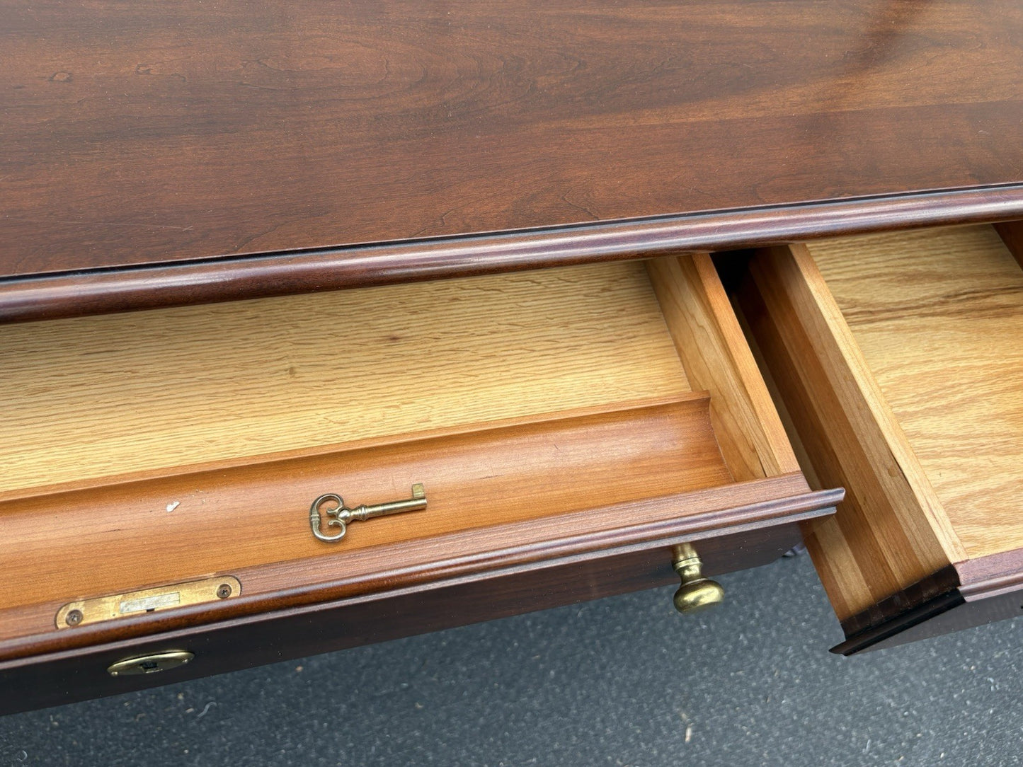 66639   STATTON Mahogany Executive Desk with Chair