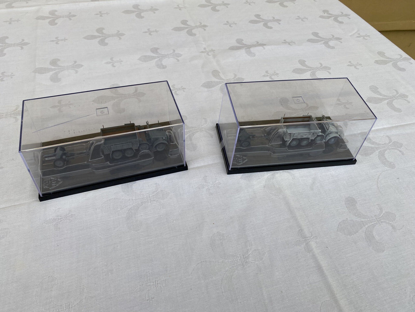 ES 64 :      2 Military Tanks in Showcases