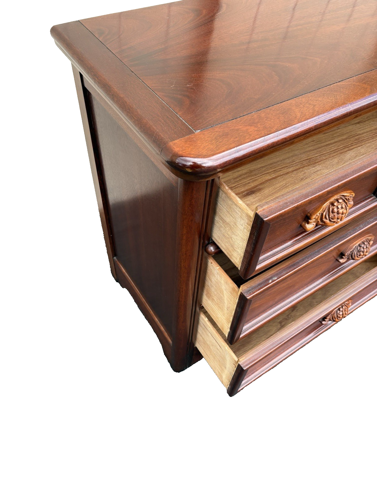 66727  Dixie Furniture Mahogany Dresser Chest Wood Carved Drawer Pulls