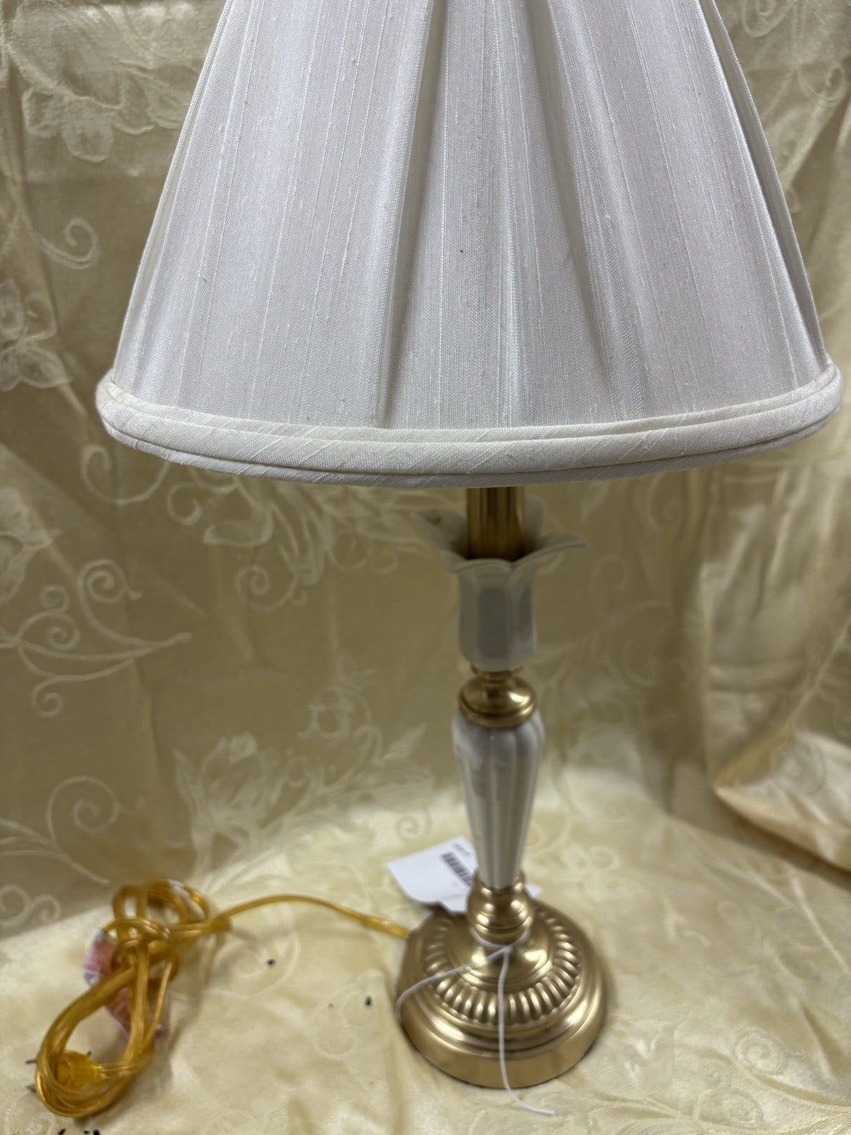 66558 Lenox Quoizel Table Lamp with Lenox Tag on shade