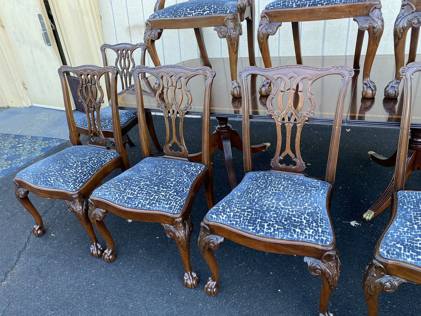 65678   GAINES McHale Banded Mahogany  Dining Table w/ leaf + 8 Chairs