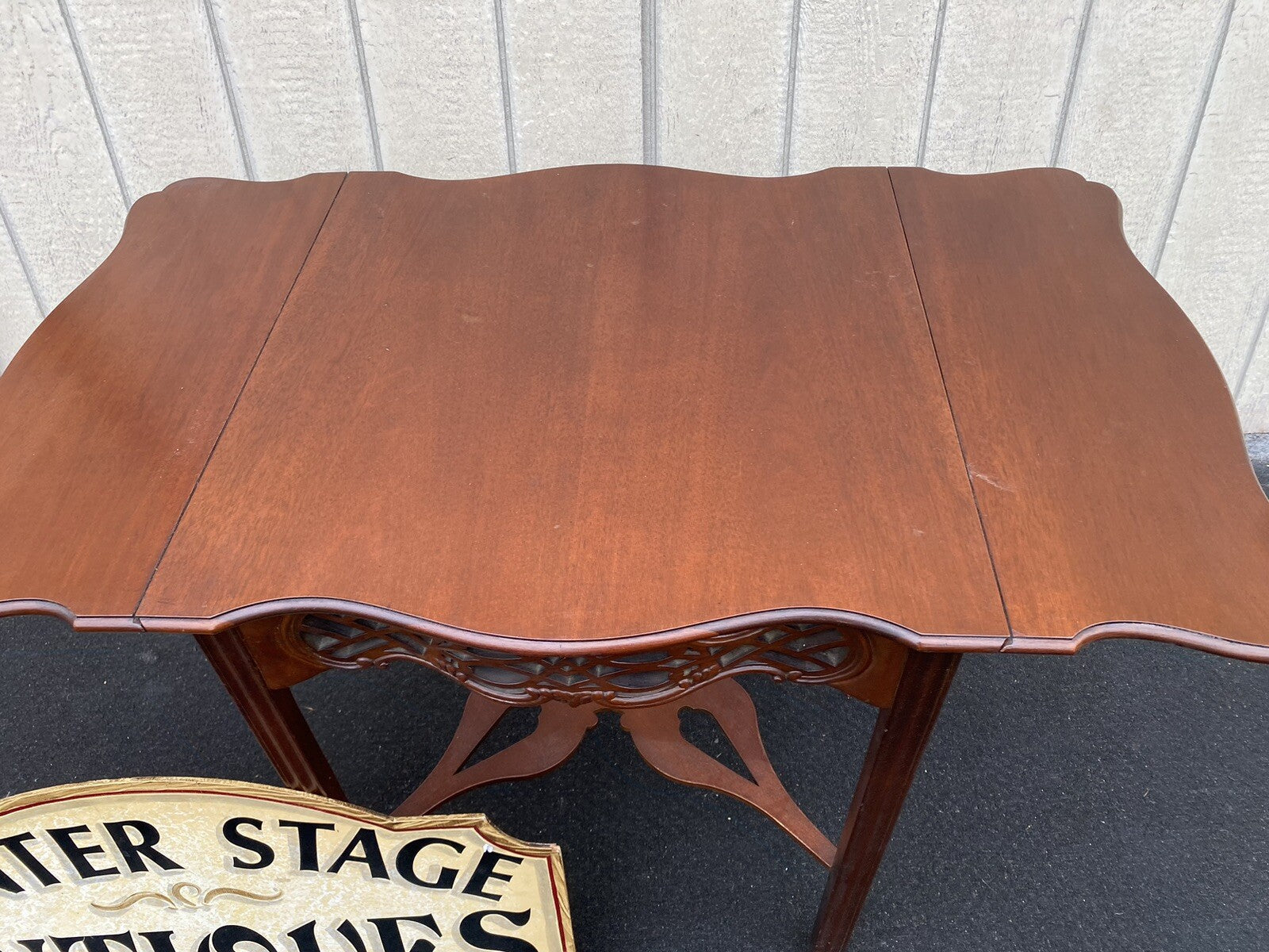 66068   BAKER Historic Charleston  Mahogany Dropleaf Lamp  Table