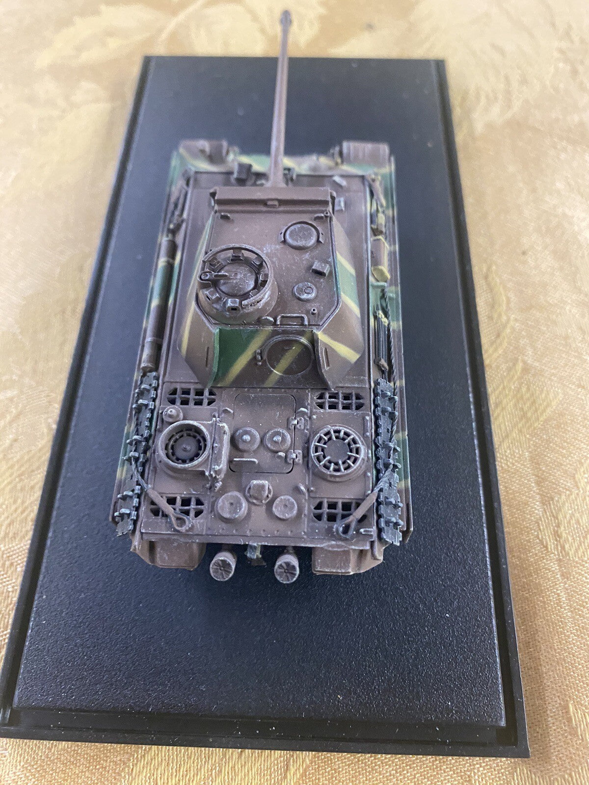 ES 46:    Group of 3  military  tanks