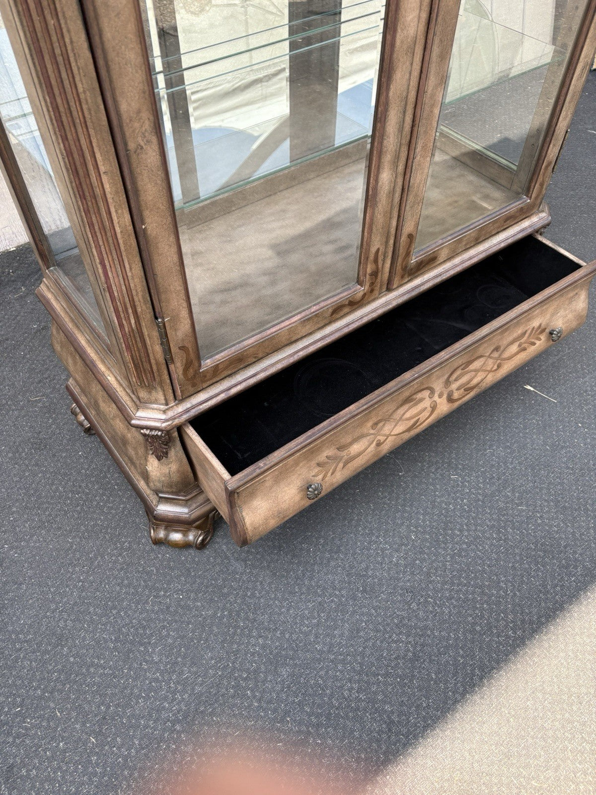 66922  HOWARD MILLER Decorator EMERSON  Curio China Cabinet