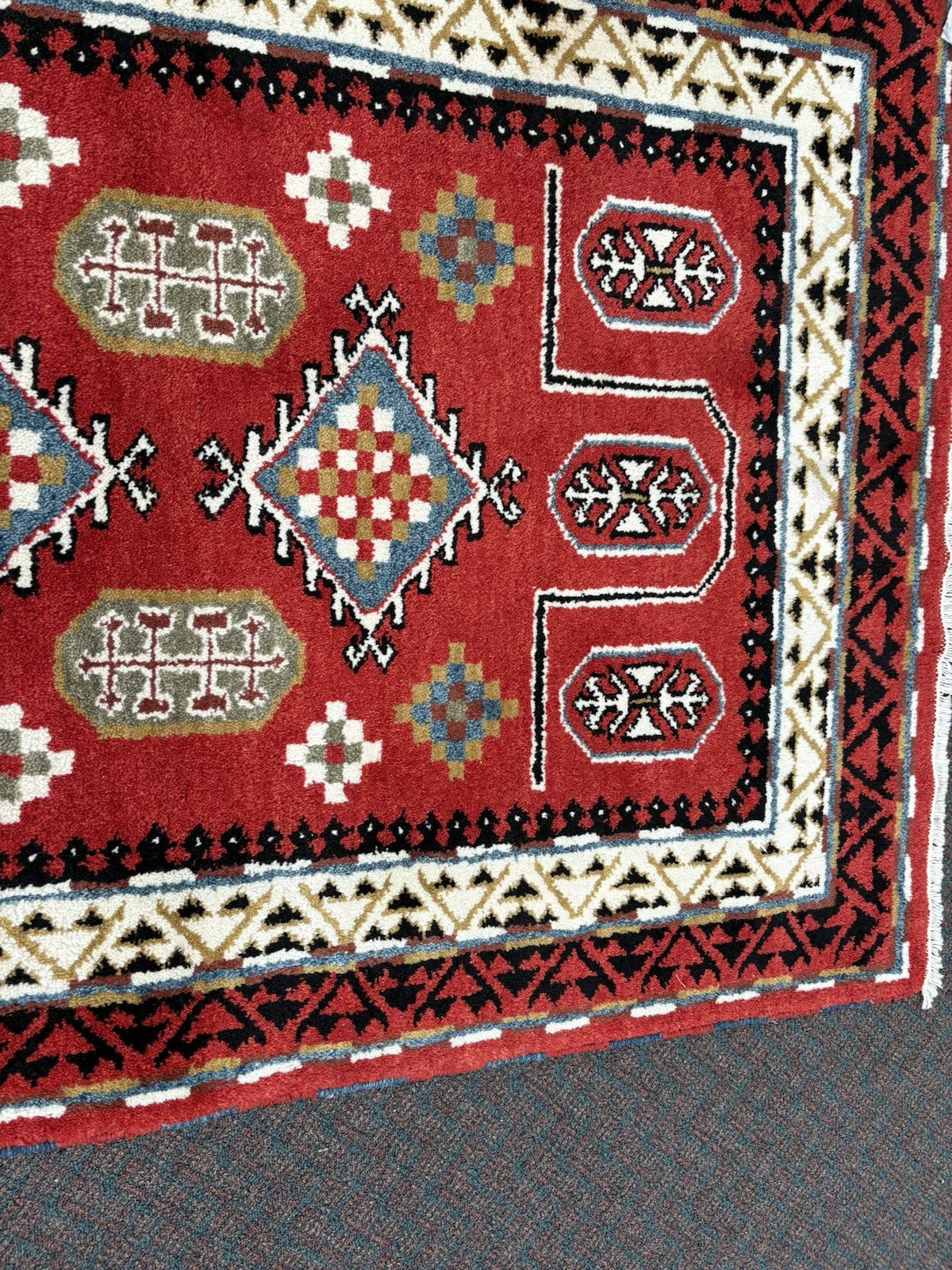 RUG 13: Tan Oriental Rug Carpet SIZE 75" x 48"