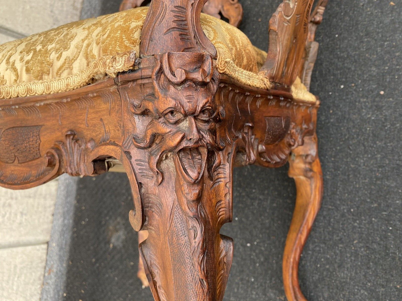 66207   Fancy Hand Carved Mahogany Corner Chair Northwind Lion   Faces VERY RARE