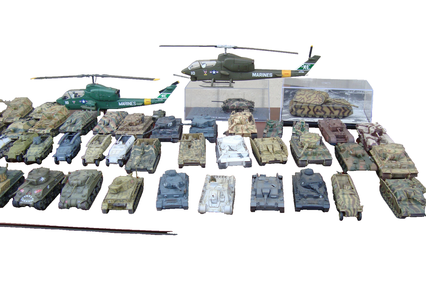 ES 1:     Pair Dragon Armor - WWII Military Small Tanks In Show Case