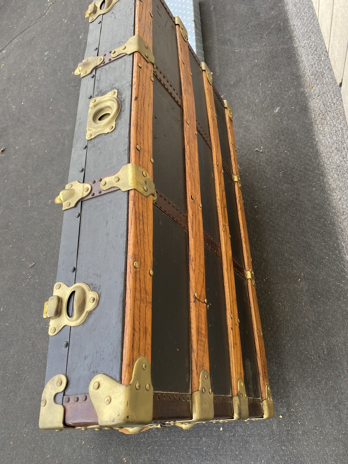 65633  Antique  WANAMAKER PANAMA EXPOSITION Flat Top Trunk with Covered tray