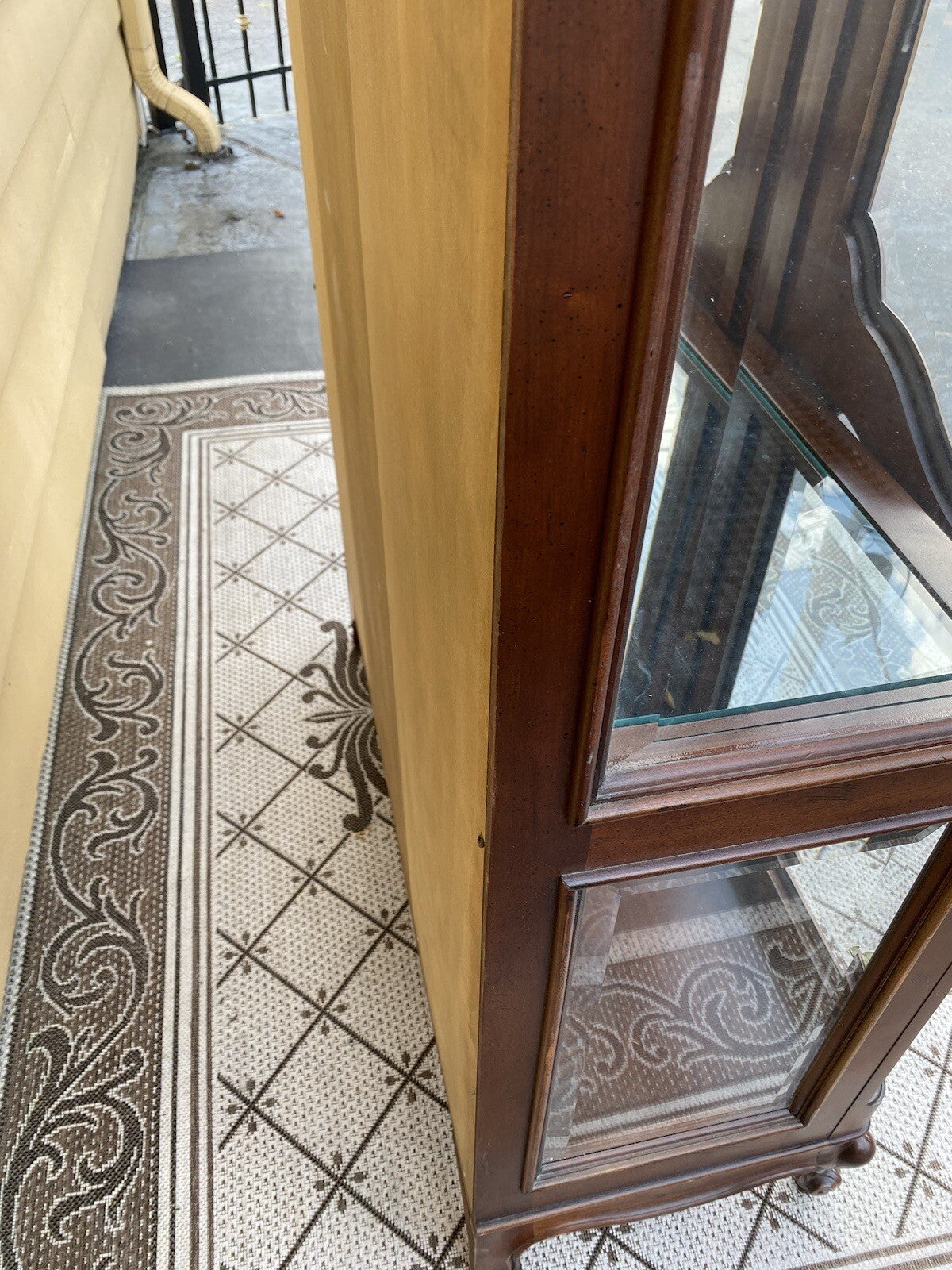 64784 Super Quality Lighted Curio China Cabinet