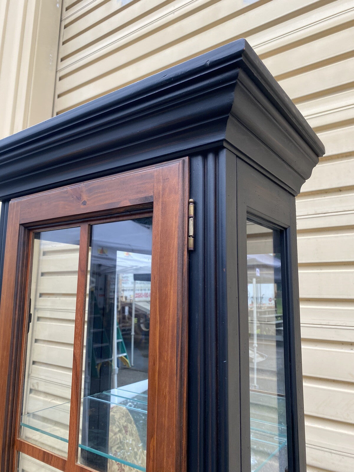 65788  Modern PULASKI Furniture Curio Cabinet Display Case