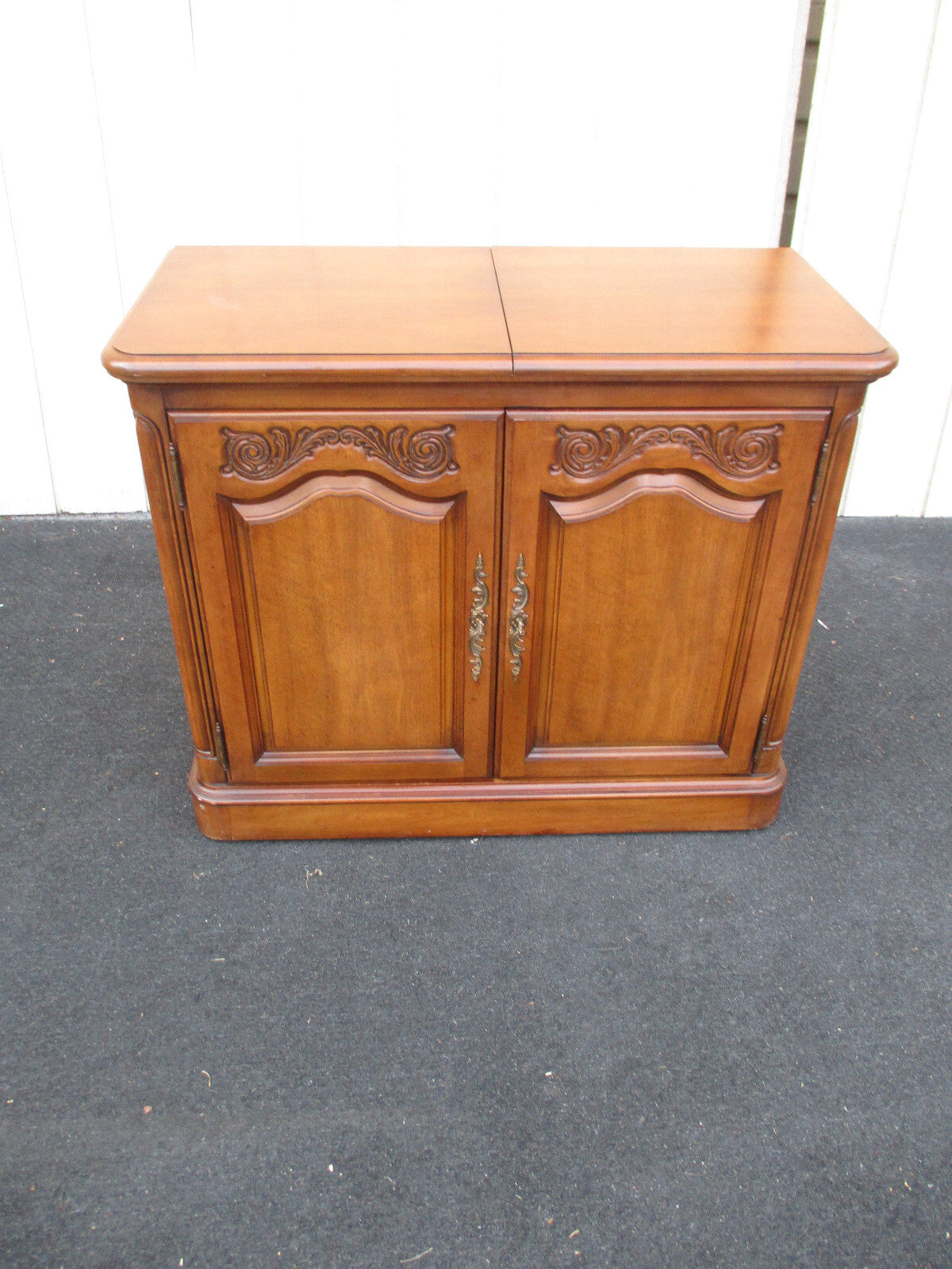 64112 Solid Maple White Furniture  Bar Cart Sideboard Server Cabinet