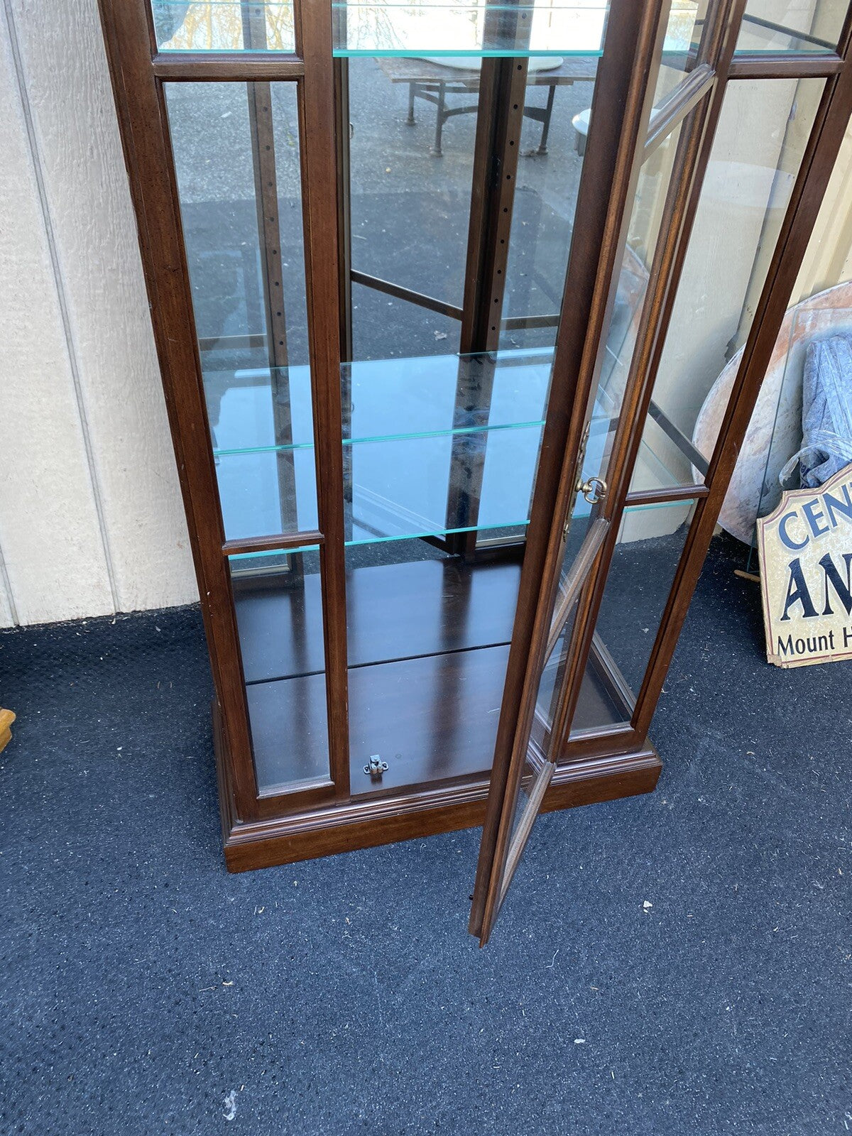 BN 03: Curio China cabinet