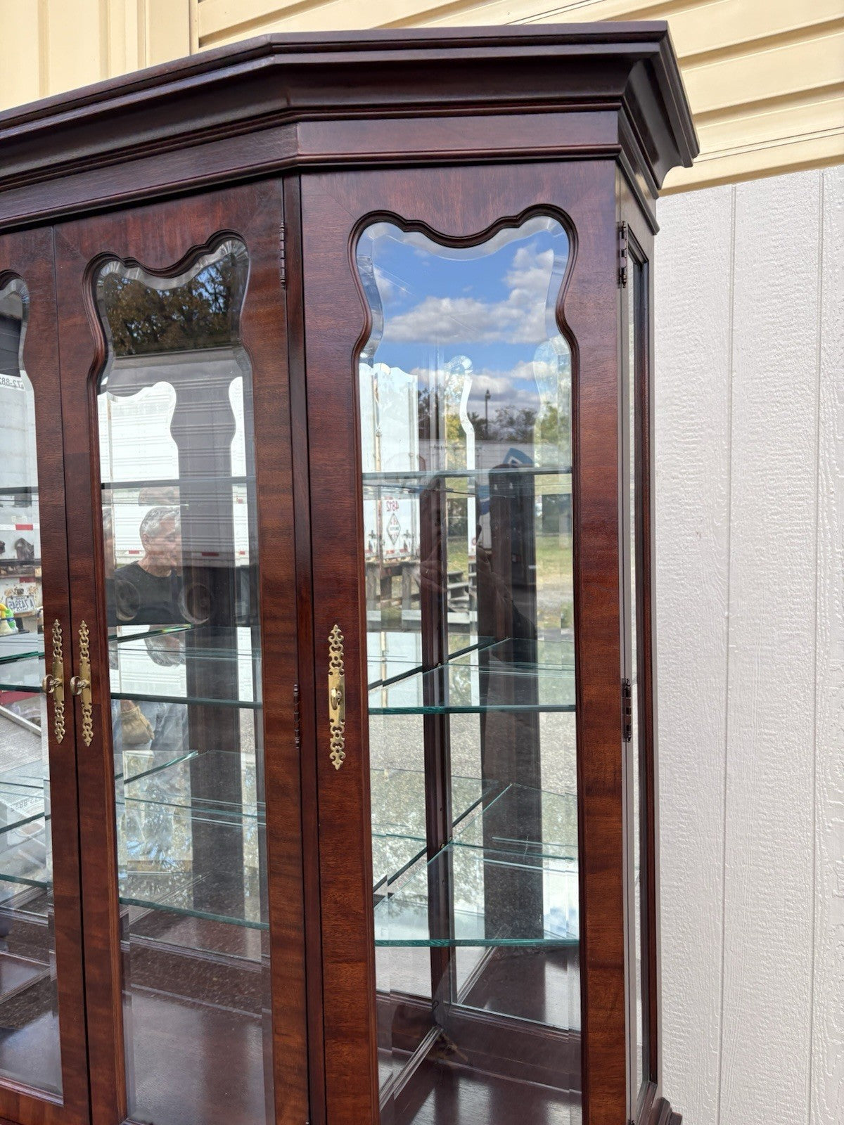 67135 Banded Mahogany Thomasville Breakfront China Cabinet Curio