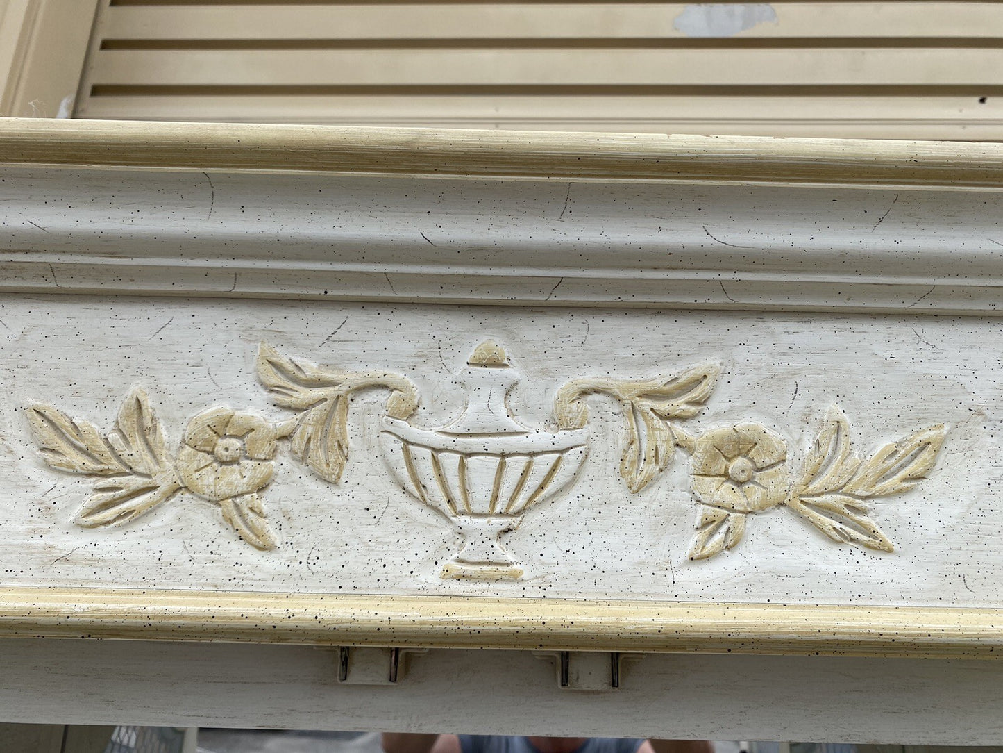 65352   Decorator Curio Cabinet HEKMAN French Regency  ???