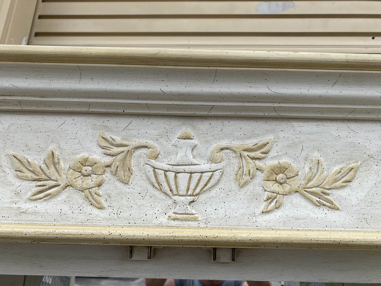 65352   Decorator Curio Cabinet HEKMAN French Regency  ???