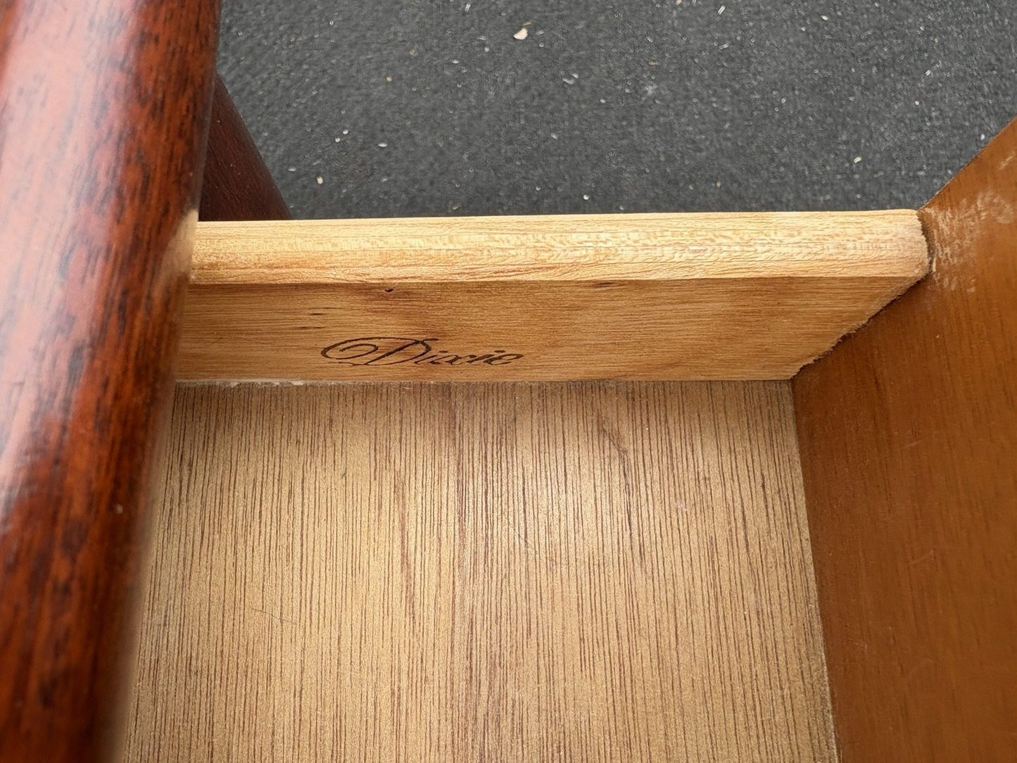 66726  DIXIE Furniture Mahogany Nightstand End Table Stand