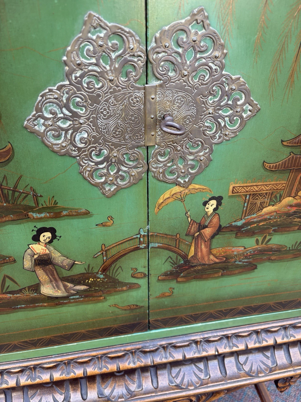 66912  Oriental Liquor Cabinet Bar Storage China Cabinet