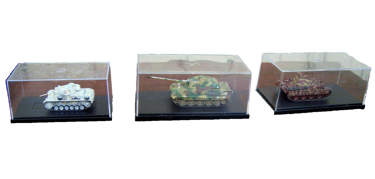 ES15 -   3 Military Tanks in Showcases