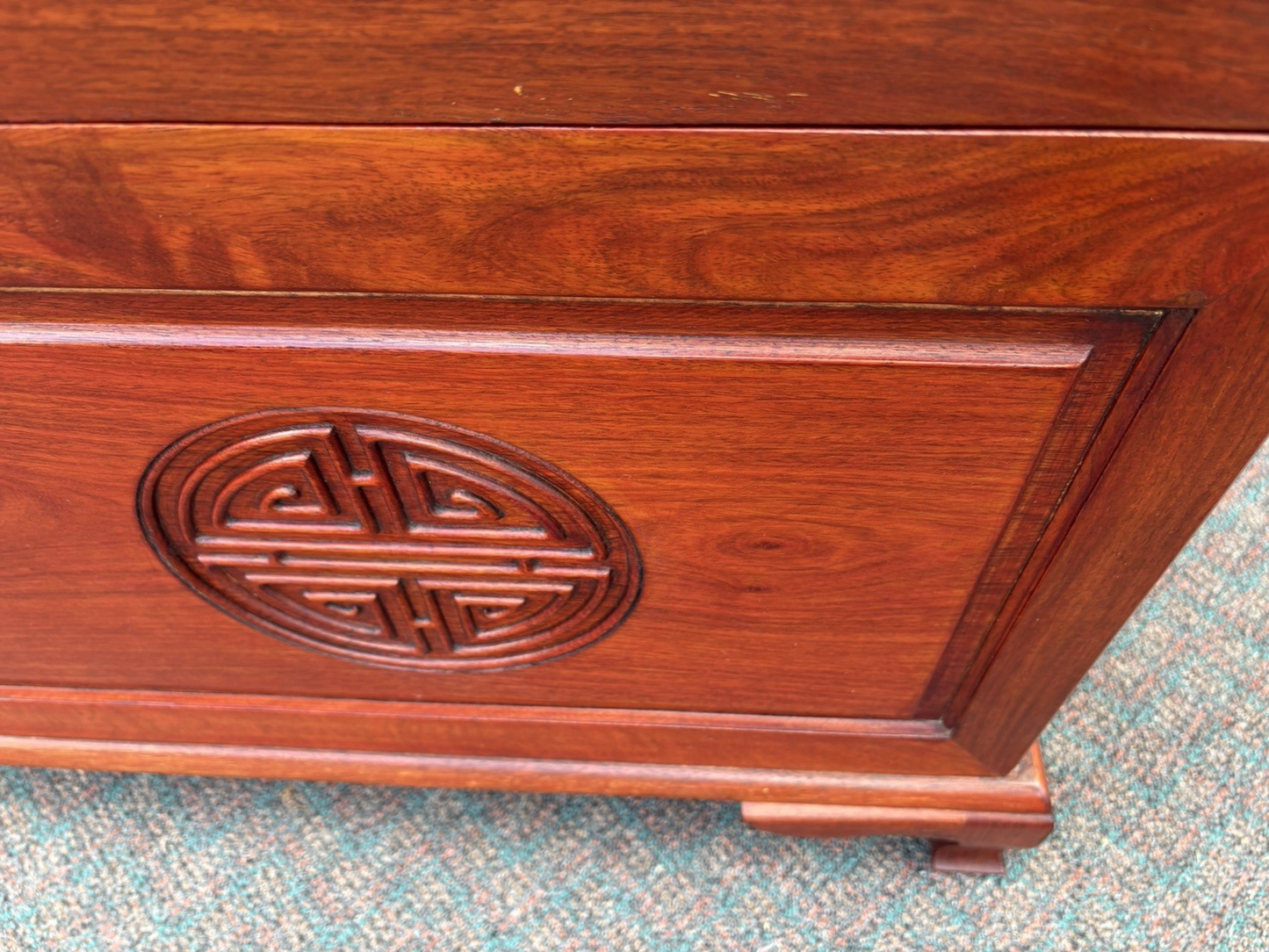 67075 Mahogany Oriental Blanket Chest With Sliding Tray