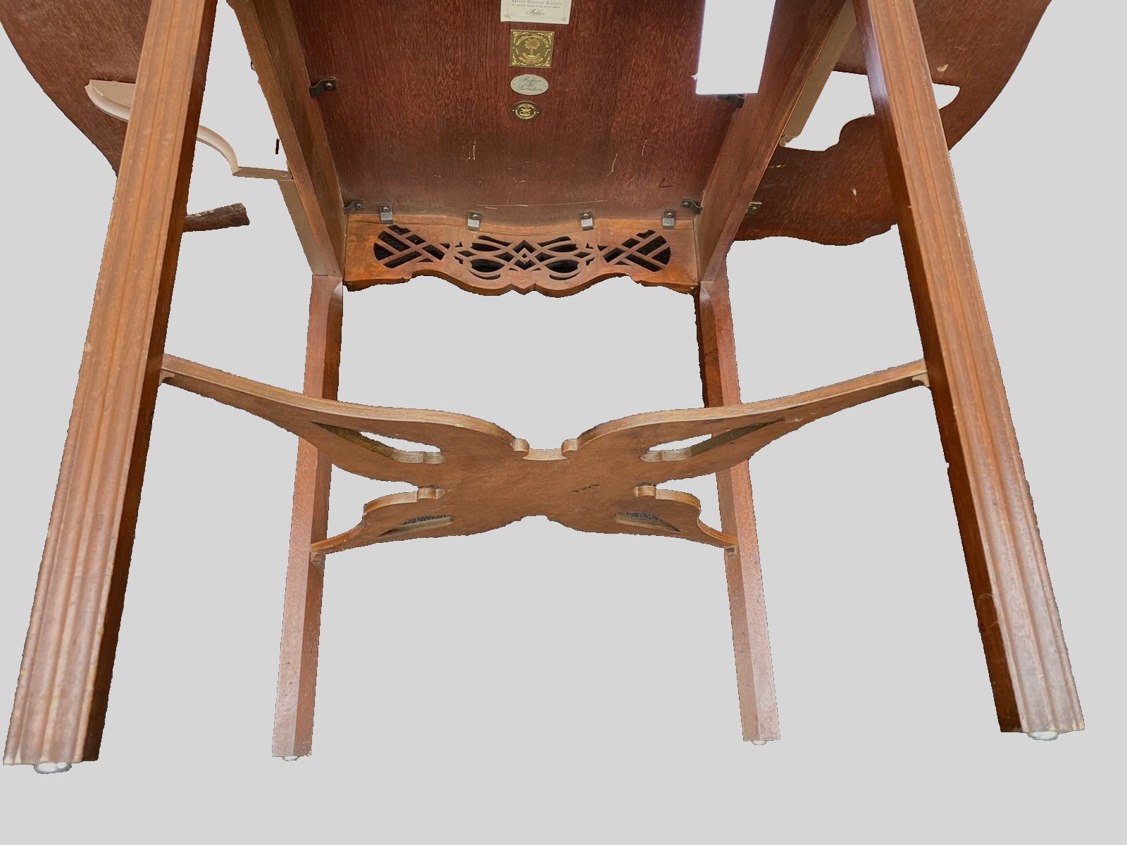 66068   BAKER Historic Charleston  Mahogany Dropleaf Lamp  Table