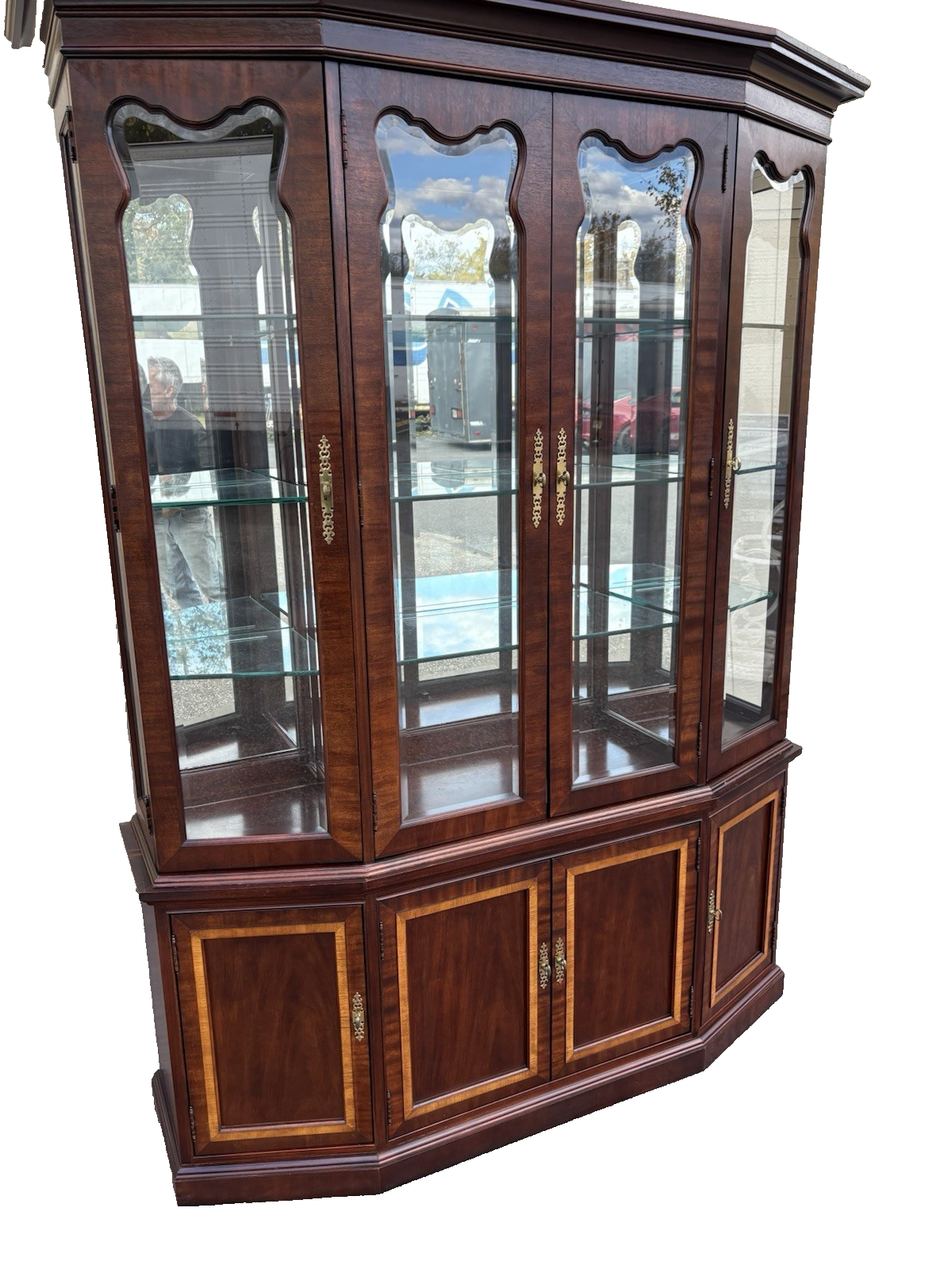 67135 Banded Mahogany Thomasville Breakfront China Cabinet Curio
