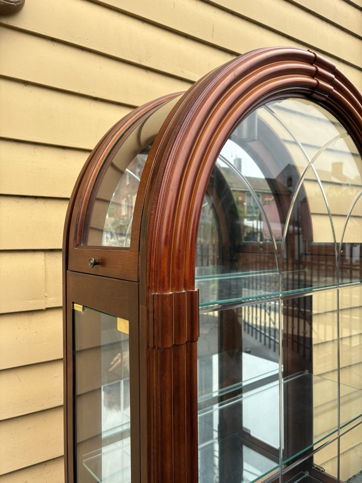 66655 Dome Top Mahogany ETCHED Glass  PULASKI China Cabinet Curio