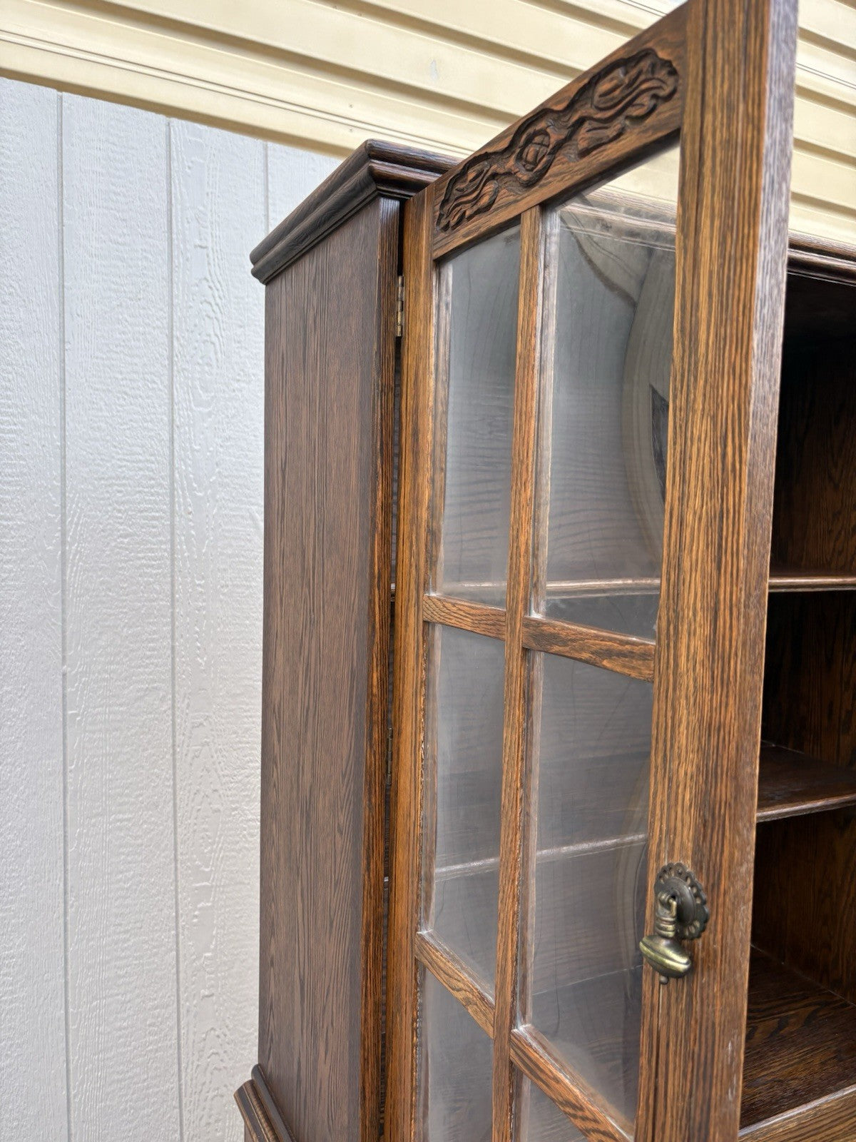 67133 FEUDAL Oak 2 Piece China Cabinet  Convex Glass in Doors